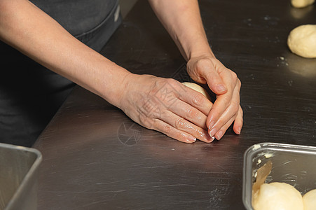 烤面包 女性手 腰包 烹饪桌子厨房面粉食物家务面包糕点厨师白色小麦图片