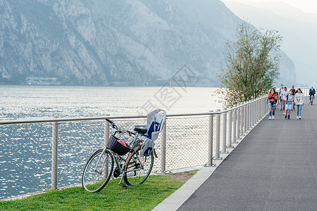 意大利米兰 — 2021年9月15日 自行车道 科莫湖上的步道 风景优美的莱科 — 意大利伦巴第的旅游目的地图片