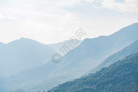 意大利Como湖附近全景大山地貌森林大肠杆菌高山村庄地标冰川小路环境阴霾旅游图片