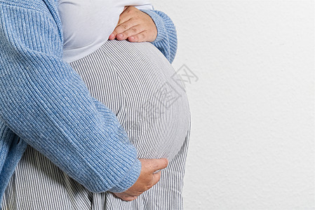 怀孕 孕产 准备和期望概念 在床上坐在家里的孕妇可以安居乐业肚子母亲产妇女性生活身体父母家庭男友女士图片