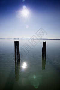 意大利乌姆布里亚和平的Trasimeno湖环境旅游太阳天空反射背光海岸图片