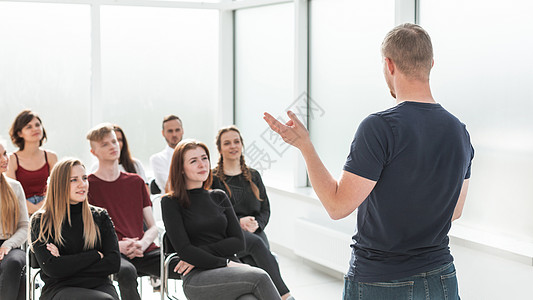 在明亮的会议室为青年人举办商业研讨会 地点精神教育训练演讲窗户椅子观众顾问讲话管理人员图片