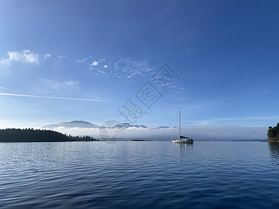 一艘单帆船锚 有平静的水和蓝天空图片