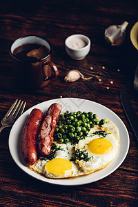 早餐 鸡蛋 香肠和青豆杯子油炸青菜胡椒子咖啡美食桌子蛋黄饮食香料图片