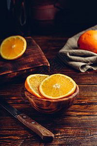 生锈碗中的橙子切片图片