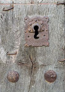 旧的破旧木制木门和铁锁图片