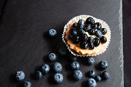 有蓝莓的塔特 在天然石块的黑色背景上乡村蓝色浆果糖果水果美食食谱糕点甜点食物图片