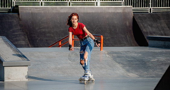 户外有滚冰鞋的女孩公园轮滑闲暇行动滚筒晴天速度女性溜冰者运动图片