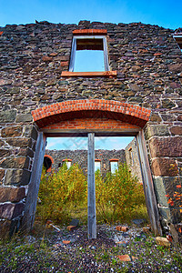 无废弃建筑 配有红石砖和多彩石头建筑 窗子在双门空档上方失落图片