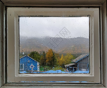 从一个小屋窗口看见的雨秋天图片