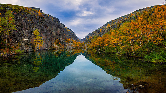 基比尼山脉的翡翠湖 带绿化水和岩石海岸的湖顶峰公园反射蓝色树木远足森林松树旅游爬坡图片