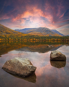 秋天的阴云笼罩着山中绿绿水湖 从上方观望森林蓝色石头反射树木爬坡全景岩石公园风景图片