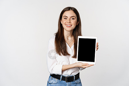 展示平板电脑屏幕 展示公司网站 站在白色背景上的企业女性肖像成功管理人员女孩快乐房地产人士商务标识经理工作图片