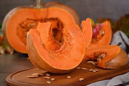 新鲜橙色大南瓜浆果静物农产品种子服务木板饮食盘子收成素食图片