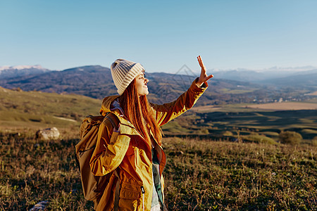 妇女旅行者山顶上天性高山 旅行冒险 阳光明媚的一天图片