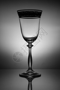 镜像背景的葡萄酒杯图片