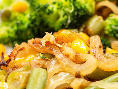 煮菜花椰菜 胡萝卜 绿豆 白盘上的玉米小吃沙拉食物营养饮食烹饪蔬菜白色健康绿色图片