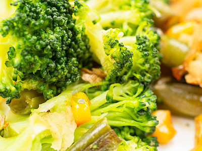 煮菜花椰菜 胡萝卜 绿豆 白盘上的玉米食物营养小吃蔬菜白色黄色饮食绿色健康沙拉图片