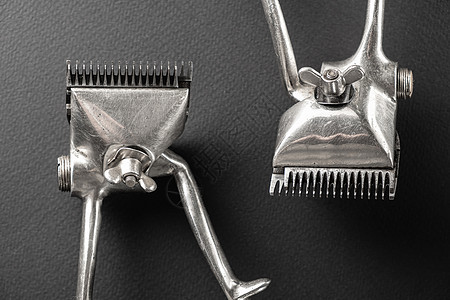 黑色表面是古老的理发师工具 两本旧手动剪发机 黑色单色 水平方向图片
