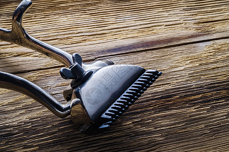 旧的手工理发机 在老木头破碎的背景金属理发师团体气氛材料潮人服务发型职业造型图片