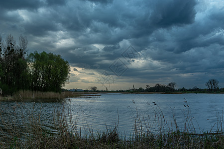 黑暗的暴风云在湖上 春光图片
