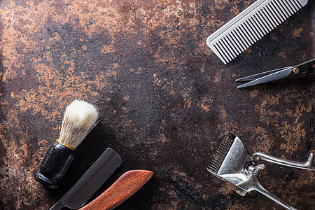 旧理发工具 在古老美丽的生锈表面剃须桌子品牌刷子工艺头发胡子剪刀胡须潮人图片