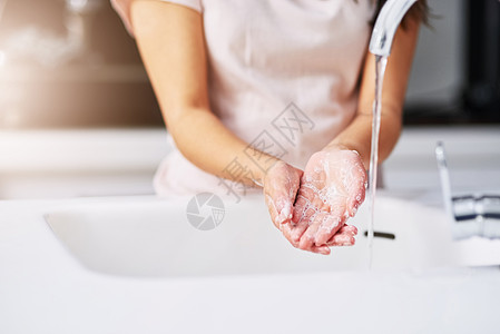 锻炼良好的卫生习惯 一个无法辨认的洗手女人的近身镜头图片
