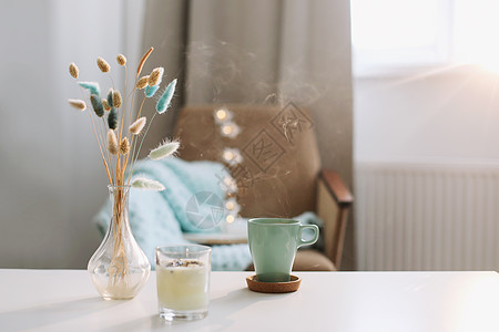 一杯咖啡和一个透明的花瓶 白底带干鲜花的白色图片