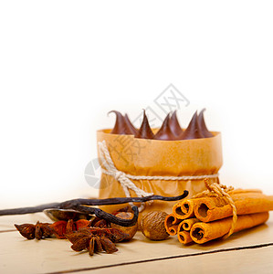 巧克力香草和辣椒奶油蛋糕甜点木头糕点香料乡村香气厨房桌子丝带细绳芳香图片