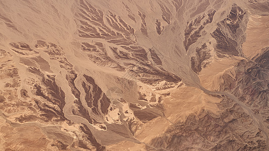 沙姆沙伊赫附近西奈半岛南面岩石山和沙漠的空中景象 以图一图片