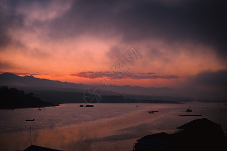 日出在美丽的湖上闪耀 温暖的天空和阳光照耀着冬天早晨的水波纹图片