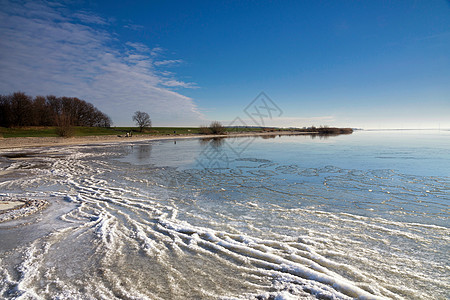 在冰冻湖IJsselmeer上查看图片