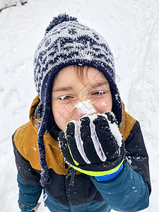 一个快乐的五岁男孩 冬天在雪中度过寒冬的肖像男生乐趣情绪游戏闲暇童年男性季节孩子衣服图片