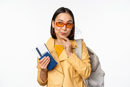 带登机票和护照到国外旅游的亚洲女游客 持有背包 考虑旅行 站在白背景上站立以及学生女性广告门票情绪解决方案女士女孩商业办公室图片