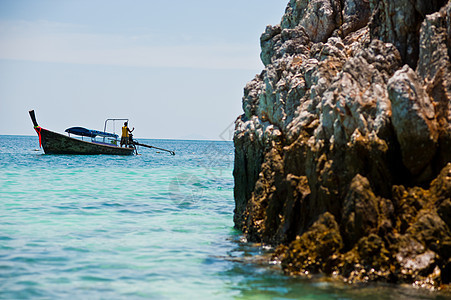 泰国热带海滩普吉的长船龙塔莱船海岸支撑运输旅游风景假期异国海洋娱乐天堂图片