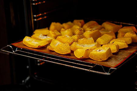 南瓜切片烤在烤炉的烘烤板上水果饮食营养草本植物小吃食物烤箱壁球健康饮食美食图片
