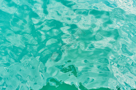 美丽的蓝水在大海的波纹图片