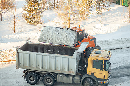 清扫和清理城市道路 以摆脱冬季的积雪卡车车轮雪堆挖掘机机器运输工作行动打扫刮刀图片