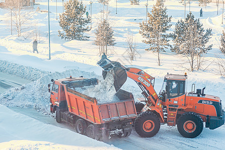 清扫和清理城市道路 以摆脱冬季的积雪挖掘机降雪服务推土机装载机机器运输刮刀车轮卡车图片