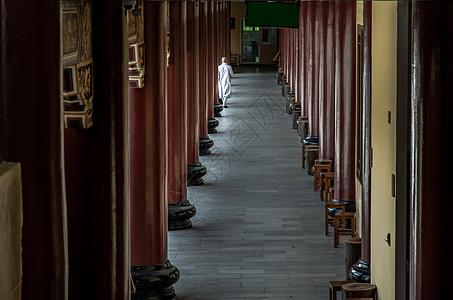 中国佛教和尚的白袍背面 在福光山寺道上走来走去装潢亭子途径地标建筑神社建筑学框架地方场景图片