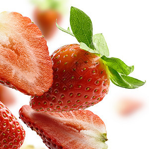 在白色背景上隔离的草莓密闭飞行甜点红色空气悬浮宏观饮食营养团体叶子图片