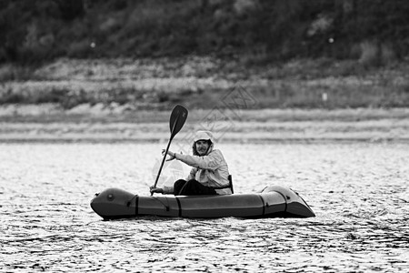 Packraft 用于探险或冒险赛的单人轻型木筏 在湖上 在山湖上乘充气船假期皮艇运动行动海浪支撑冒险天气旅游海岸图片