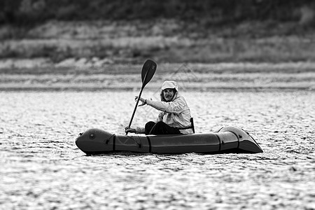 Packraft 用于探险或冒险赛的单人轻型木筏 在湖上 在山湖上乘充气船海景海浪天气旅游假期男人海岸娱乐支撑皮艇图片