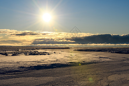 冬季北极风景 小河冰冻的苔原图片