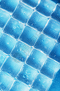 全屏蓝色下落的冰块背景 整个屏幕反射冷藏立方体正方形液体辉光冻结清凉水晶健康图片