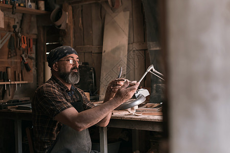配木制产品和工具的勺子大师工作间胡须木头木工成人工作工匠创造力工艺商业桌子图片