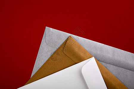 红色背景上的空白信封照片 品牌标识模板 信封模型 白皮书上红色孤立 顶视图图片