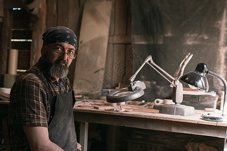 配木制产品和工具的勺子大师工作间男性木工木材木头雕刻木匠潮人手工厨房工作图片