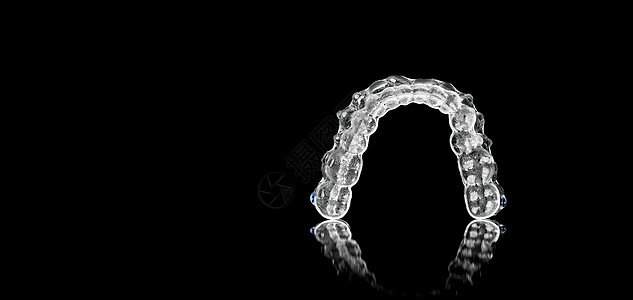 黑色背景上的隐形正畸美容支架 牙齿对准器 塑料支架 在 3d 打印机上创建的现代牙齿固定器 拥有美丽笑容和洁白牙齿的方法牙医化妆图片