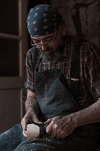使用手工木制制品和工具的勺子手工艺师在车间工作木制品艺术雕刻师成人潮人男性木材手工商业木工图片